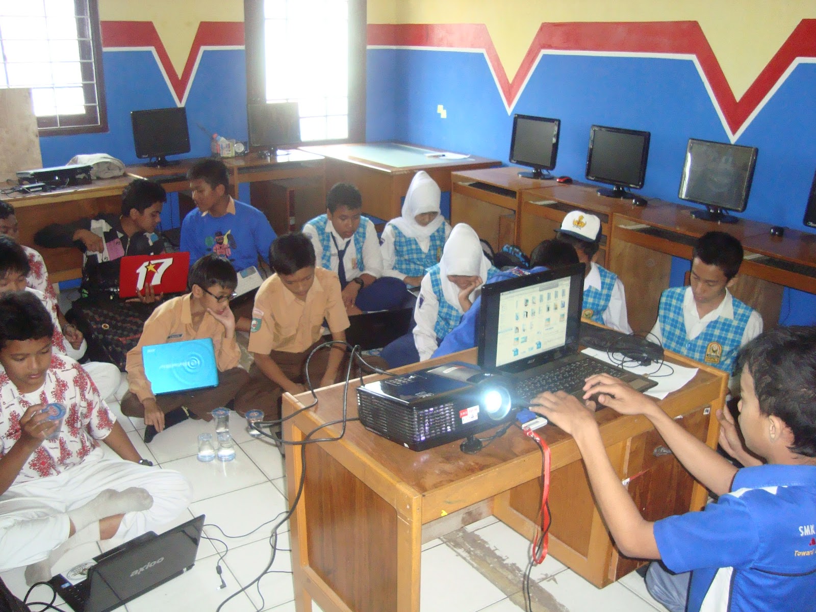 Kegiatan berlangsung satu hari penuh di laboratorium Multimedia Workshop diikuti oleh 21 orang siswa dari berbagai sekolah SMP MTs di Samarinda