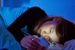 Sering Tidur Larut Malam Sambil Main HP, 4 Perubahan Ini Akan Terjadi Pada Tubuh Mu