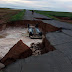BAHIA / Asfalto cede e carro cai em enorme buraco na BA-459