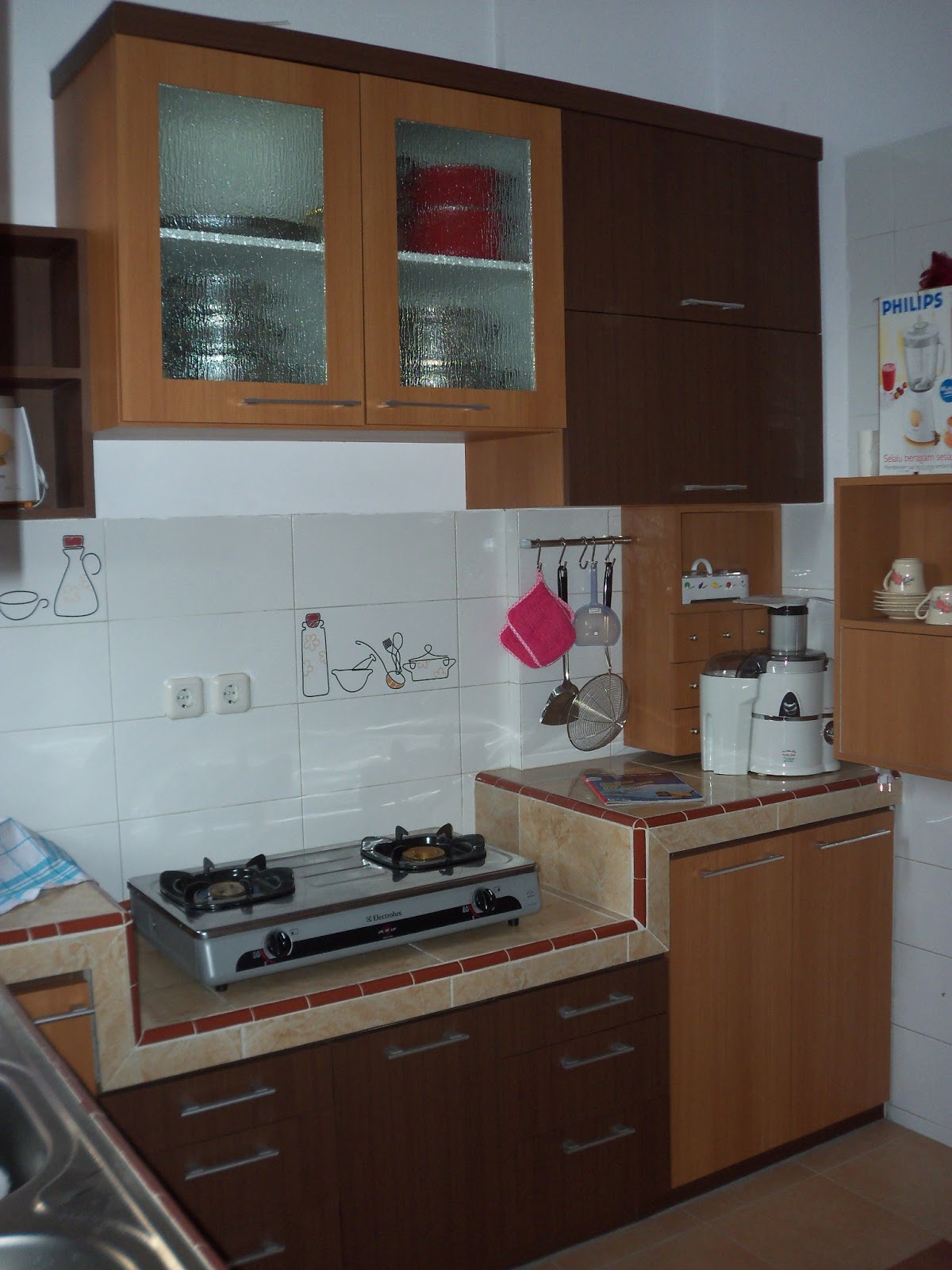 Ciptakan nyaman di dapur dengan kitchen set yang kompak 