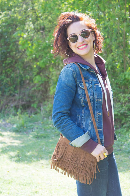 Un look casual en denim et bordeaux 💕