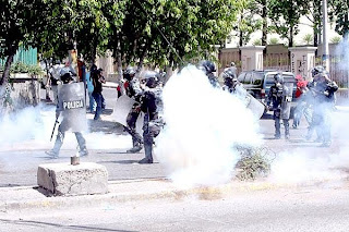 Tear gas thrown at police, Honduras