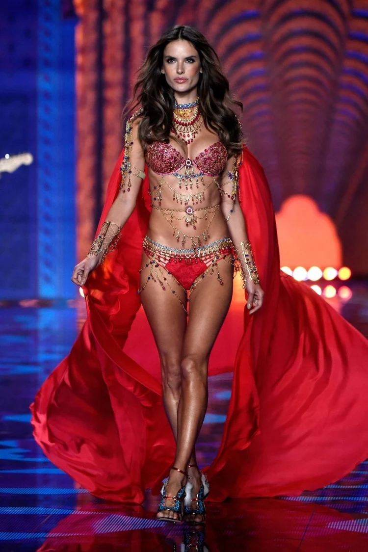 Alessandra Ambrosio: Đôi cánh thiên thần Victoria’s Secret 17 năm cuối cùng cũng hạ xuống -15