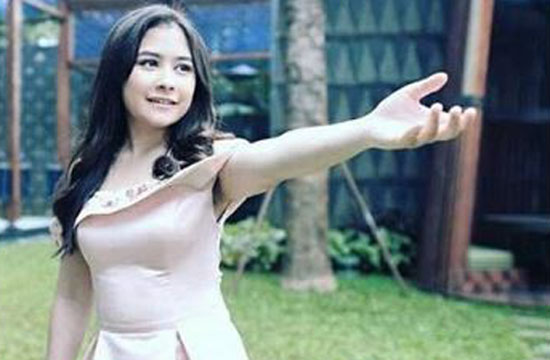 Foto: Penampakan Bulu Ketiak Artis Prilly Latuconsina 