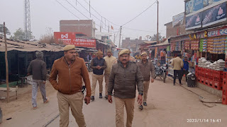 पैदल भ्रमण कर थानाध्यक्ष ने व्यापारियों से पूछा हालचाल    रिपोर्ट :- विजय द्विवेदी     जगम्मनपुर, जालौन । रामपुरा थाना पुलिस ने जगम्मनपुर व रामपुरा बाजार का भ्रमण कर व्यापारियों से मिलकर उनका हालचाल जाना ।  नवागंतुक पुलिस अधीक्षक के निर्देशन व क्षेत्राधिकारी माधौगढ़ के नेतृत्व में थानाध्यक्ष रामपुरा राजीव कुमार सिंह वैस ने उपनिरीक्षक व पुलिस बल के साथ रामपुरा, जगम्मनपुर बाजार का पैदल भ्रमण करके व्यापारियों से मुलाकात कर उनसे उनका हालचाल पूछा व किसी भी प्रकार की समस्या होने पर कानून की मदद लेने का अनुरोध किया। रामपुरा बाजार में ऊमरी बस स्टैंड से इलाहाबाद बैंक , सब्जी मंडी होरी मोड, किला रोड, सर्राफा बाजार का भ्रमण किया वही जगम्मनपुर में नजरबाग बाजार, सब्जी मंडी, पंचनद रोड बाजार , सुरई मार्केट का भ्रमण किया इस अवसर पर व्यापार मंडल पदाधिकारियों सहित दुकानदारों से भी भेंट कर उनका हालचाल जाना। थानाध्यक्ष ने बडे व्यापारियों से अपने अपने प्रतिष्ठानों पर दुकान के बाहर व भीतर सीसीटीवी कैमरा लगवाने की अपील की ताकि किसी प्रकार की घटना को कैमरे में कैद कर निष्पक्ष ढंग से त्वरित कार्यवाही की जा सके एवं अपराधियों पर नियंत्रण रखा जा सके । इस अवसर पर जगम्मनपुर पुलिस चौकी प्रभारी उप निरीक्षक गजेंद्र सिंह तथा हमराही पुलिस के जवान मौजूद रहे।