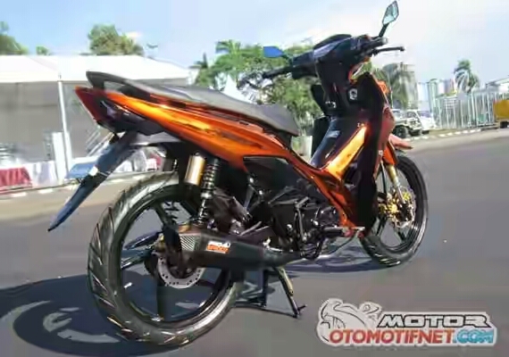 Foto Modifikasi Honda Revo modif Plug n Play didominasi warna mencolok yakni oranye krom headlamp disokong model HID projector sein di tebeng sayap cukup dilapis smoke kehitaman jok dengan kontur yang lebih sporty dengan penambahan tonjolan ditengah piranti plug and play