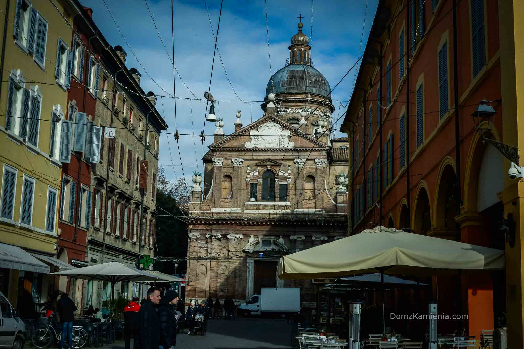 Dom z Kamienia, Modena w jeden dzień