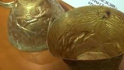 Αρχαιολόγοι ανακάλυψαν στη Ρωσία δύο δοχεία από ατόφιο χρυσάφι ηλικίας 2.400 ετών, τα οποία φαίνεται πως χρησιμοποιούσαν οι  αρχηγοί των τοπ...