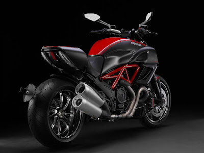 2011_Ducati_Diavel_Carbon_1600x1200_rear_angle_02