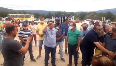 Paredão de som e aglomeração são registrados em evento político do prefeito de Ituaçu