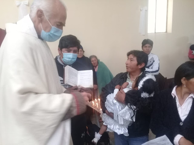 Heute Nachmittag Weihnachtsgottesdienst in der Kapelle der Mine Candelaria auf 4.500 m um 8:30 ein schweres Gewitter, was aber wohl an Esmoraca noch vorbeischrammt. Ich habe alle Stecker gezogen. Foto: Taufen in Candelaria