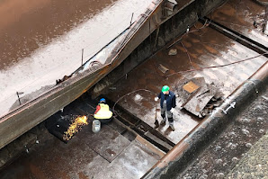 герметизация корпуса и установка временных усиливающих элементов для восстановления плавучести судна