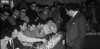 Petrosian en Madrid, jugando 40 partidas de ajedrez simultáneas en 1971