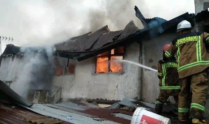 Dua Rumah Dempet di Jalan Amaliun Ludes Terbakar saat Pemiliknya Pergi Salat Jumat 