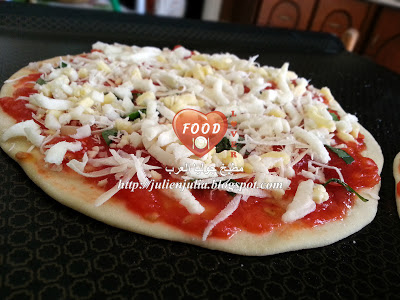 Thin Crust Pizza Margherita بيتزا مارجريتا رقيقة