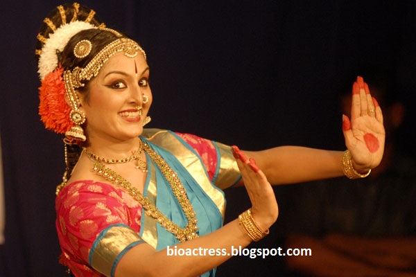 Manju Warrier performing classical dance in Guruvayur Temple