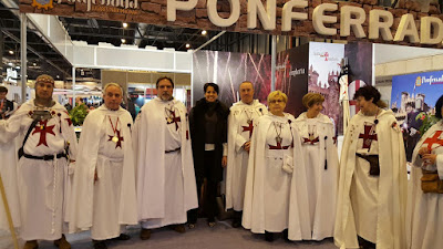 Rosa Luna, de Ciudadanos, frente al stand de Ponferrada en Fitur 2016.