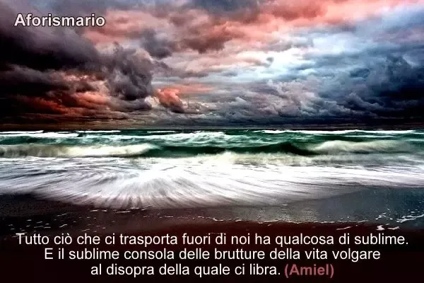 Onde del mare sotto un cielo nuvoloso