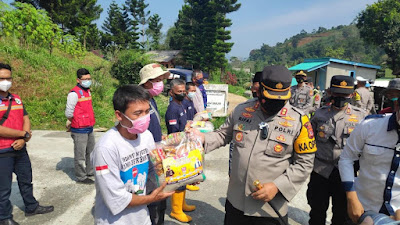 Bagikan Paket Sembako, Polres Cianjur Sasar Warga Terdampak PPKM Yang Tidak Terdata Bantuan Pemerintah