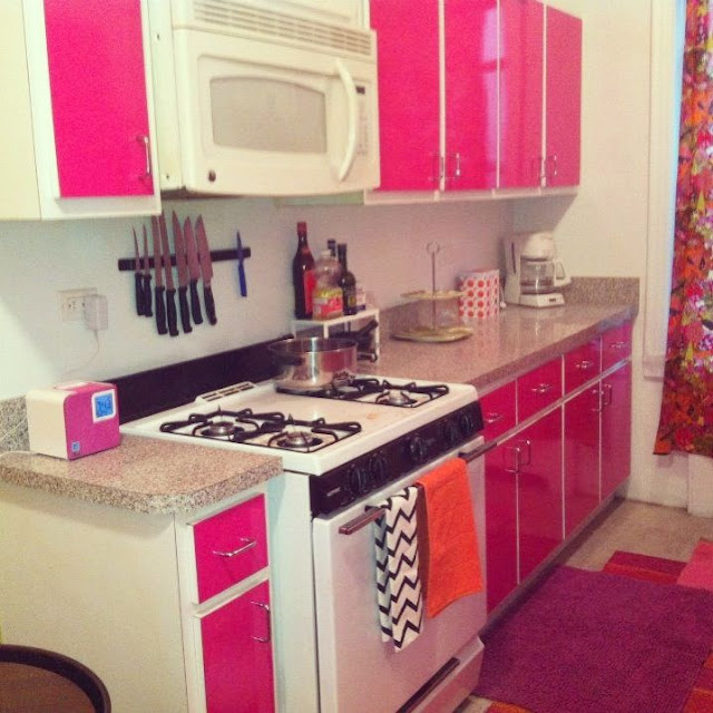 Contoh desain dapur warna pink