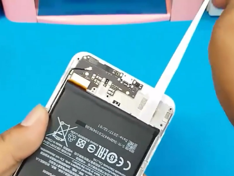 Cara Membuka Casing Belakang dan Mengganti Baterai Xiaomi Redmi Note 5