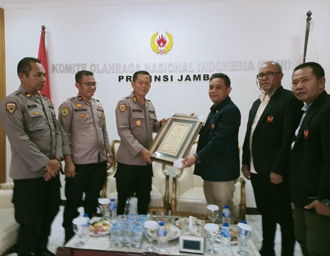Ketum KONI Provinsi Jambi Budi Setiawan Terima Penghargaan dari Polda Jambi
