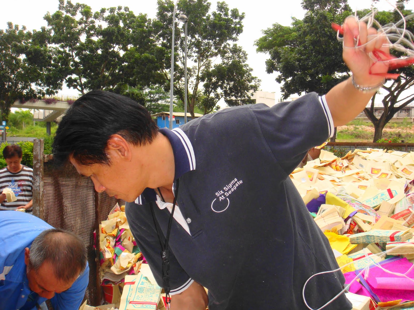 庆祝中元: 2010 7th Month Prayers - Preparation of Joss Paper ...