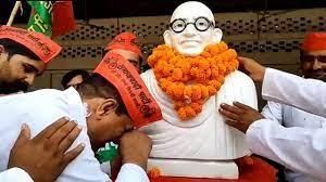 दो अक्टूबर पर गांधी की प्रतिमा पकड़ कर फूट-फूट कर रोए सपा नेता, वीडियो वायरल
