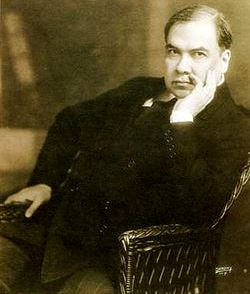 Foto de Rubén Darío sentado en un sillón