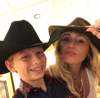 Mason Ramsey clicking a selfie with Miley Cyrus