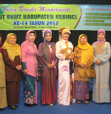 Juara Lomba Busana Muslim dalam Rangka HUT BKMT Kabupaten 
