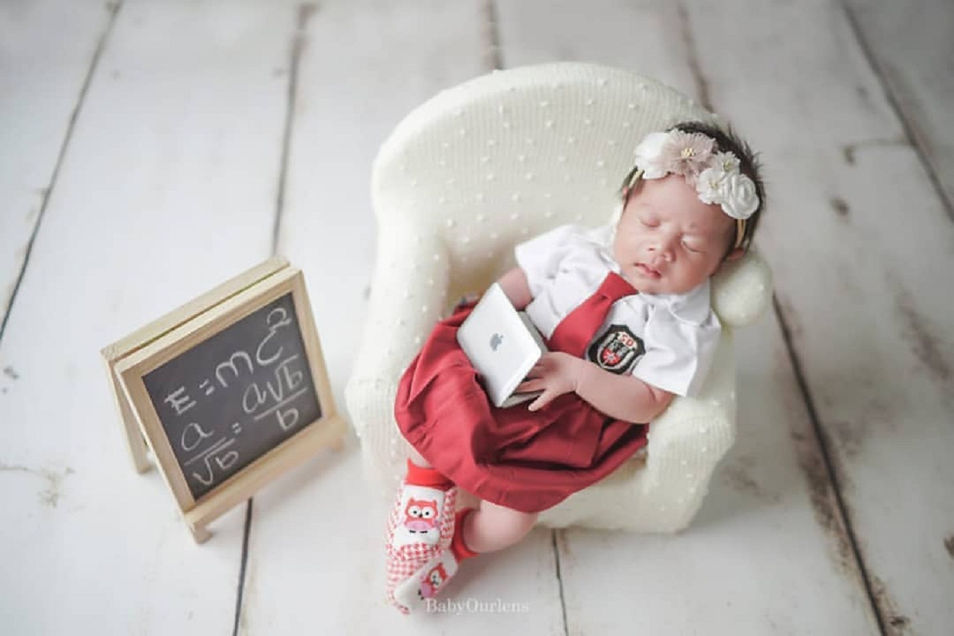 Properti Foto Bayi  Baru  Lahir  berbentuk Seragam Anak SD 