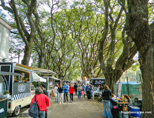 Feira de artesanato e comida no Parque Rodó, Montevidéu, Uruguai