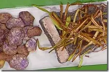 Tagliata di tonno al papavero con porro e patate viola