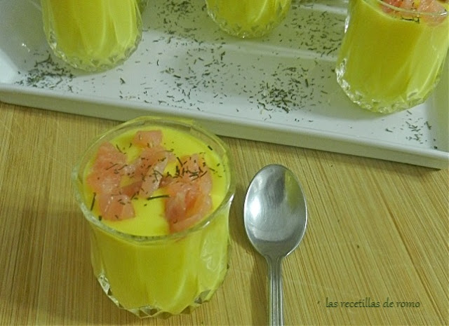 Chupitos de gazpacho de mango con salmón