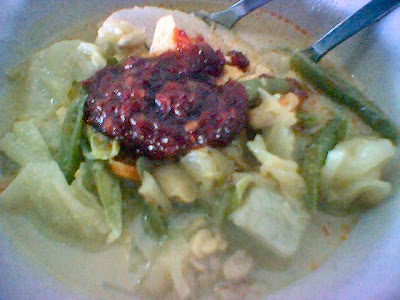 Nasi himpit + kuah lodeh + sambal = Lontong 