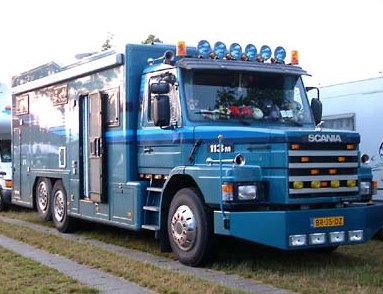 gambar truk box SCANIA