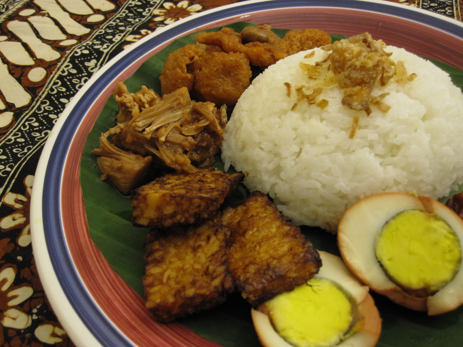 7 makanan khas yogyakarta dan beserta penjelasannya gudeg selain bakpia wikipedia adalah hewani di malioboro yang