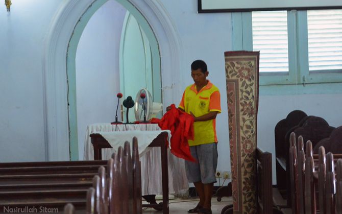 Pak Nano yang menjaga gereja tua tersebut