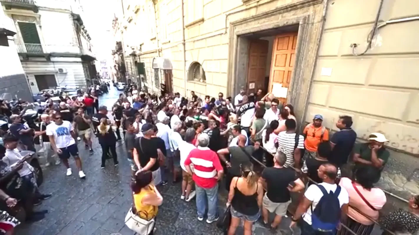 In fila per la carta Dedicata a te a Napoli