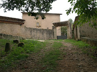 Portal d'entrada i murs del pati interior o llisa del Mas La Font