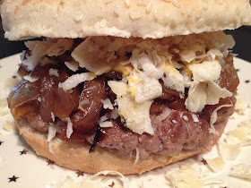Receta de hamburguesa de ternera con cebolla caramelizada y queso parmesano - el gastrónomo - ÁlvaroGP - el troblogdita