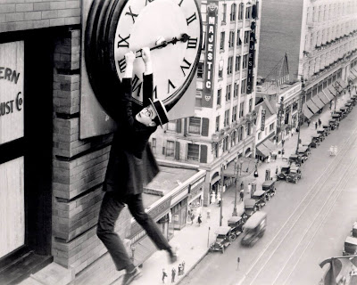 Resultado de imagen de IMAGEN HAROLD LLOYD COLGADO DE RELOJ