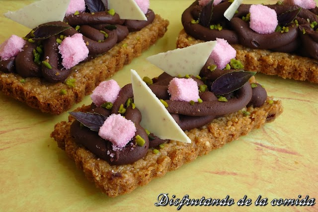 Streussel de Mascabado, Fresas y Albahaca Morada 