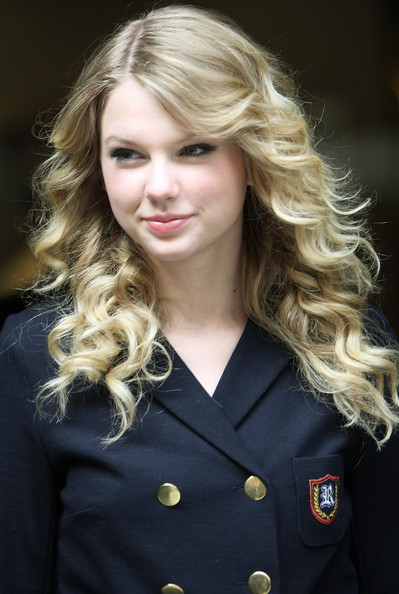 taylor swift hairstyles with bangs