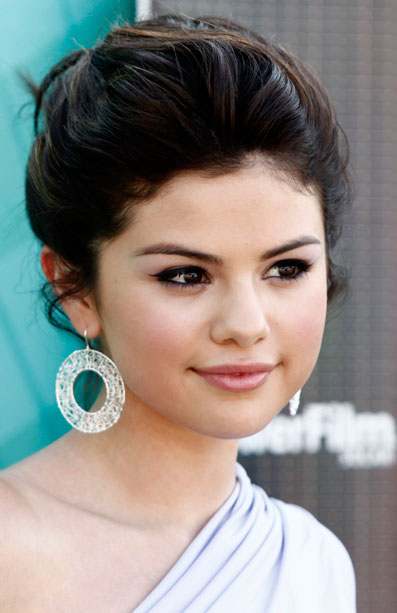 selena gomez face shot. selena gomez barney pics.