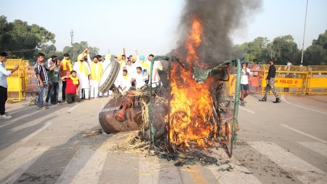 दिल्ली से पंजाब तक किसानों का हल्लाबोल, कांग्रेस कार्यकर्ताओं ने दिल्ली के राजपथ पर ट्रैक्टर में लगाई आग