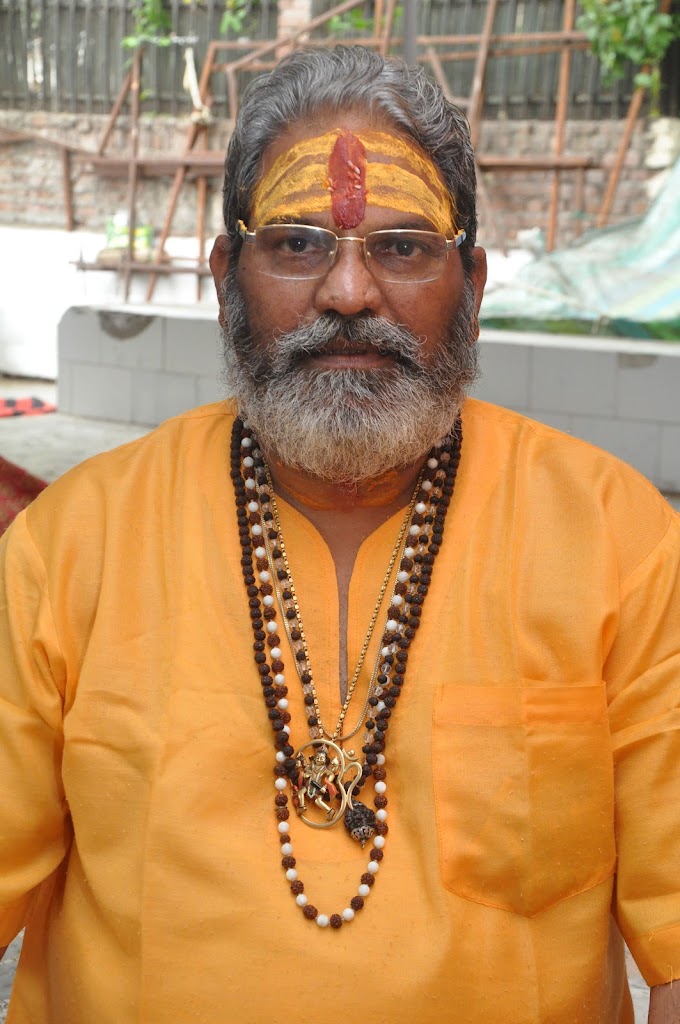 गुरू ब्रह्मा गुरू विष्णु, गुरु देवो महेश्वरा गुरु साक्षात परब्रह्म,