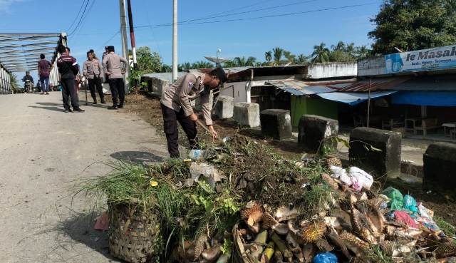 Peduli Kebersihan, Polsek Peureulak Polres Aceh Timur dan Koramil 04 Gotong Royong Bersama