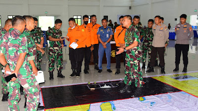 Komandan Satgas SAR Koarmada  III Ajak Basarnas dan Polairud  Sorong Siapkan Manuver Lapangan  Melalui Tactical  Floor  Game